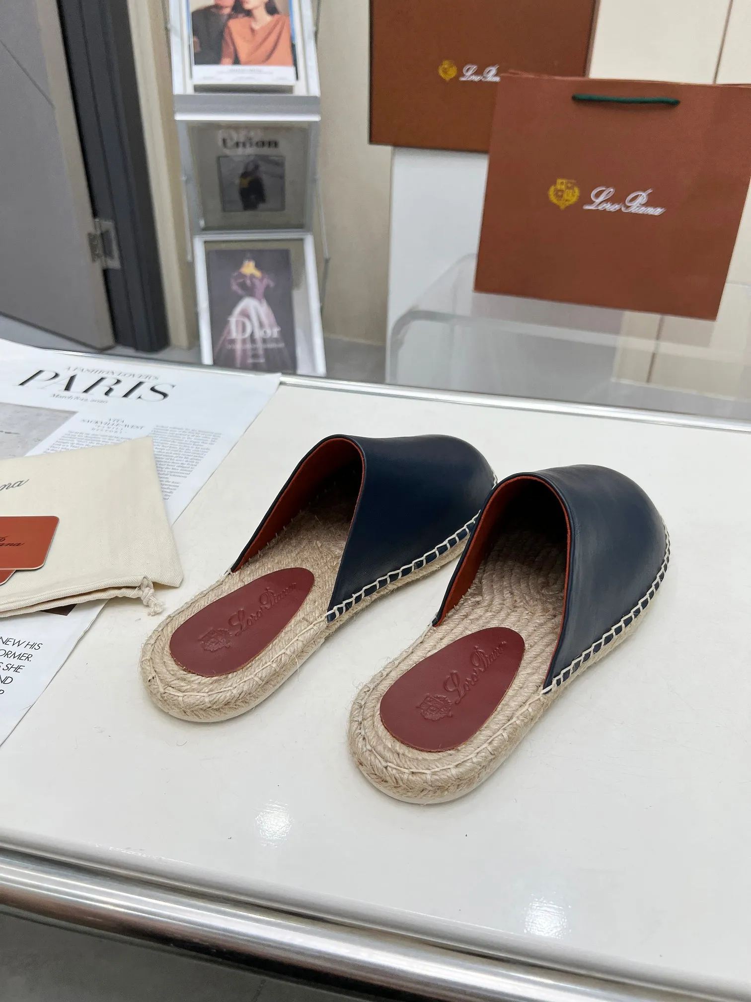 Men's men's shoes 💰520 🧚‍♂️.Loro Piana*👉Top genuine high-end fisherman's shoes and half-drag style👉Buy the original 1:1 copy💯💯💯 Founded the existing Loro Piana company on April 24, 1924. It is now the sixth generation of family business, providing high-quality products to customers who are discerning about taste and quality. ❤️Imported calfskin fabric. The lining is made of A-grade sweat-absorbent and breathable lining. 💯💯💯 Purely handmade. 💯Authentic packaging. Original one-to-one molded outsole. The favorite sandals of Middle Eastern tycoons. Code number: 39-46.